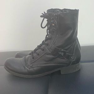 GbyGuess boots